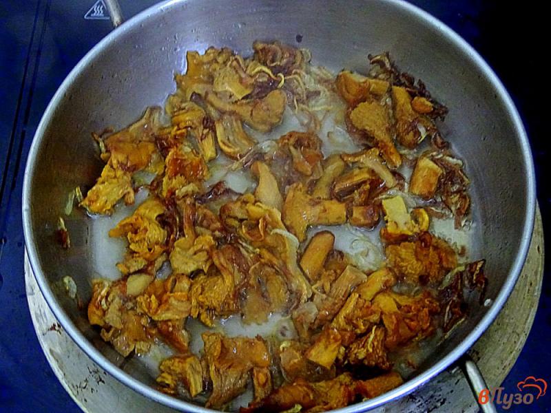 Фото приготовление рецепта: Жареная картошка с лесными грибами шаг №4