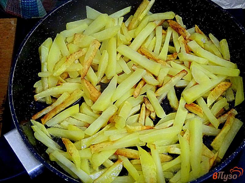 Фото приготовление рецепта: Жареная картошка с лесными грибами шаг №8