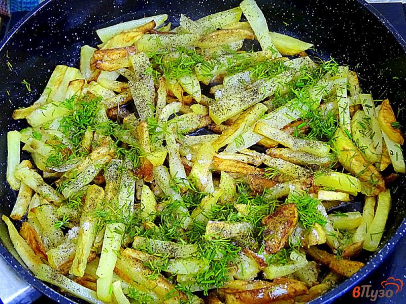 Фото приготовление рецепта: Жареная картошка с лесными грибами шаг №9