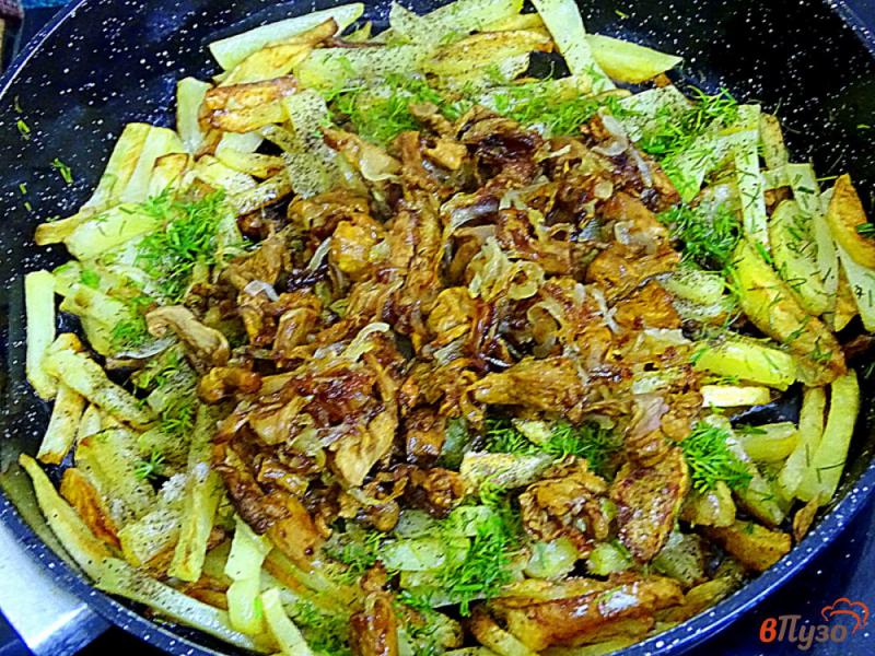 Фото приготовление рецепта: Жареная картошка с лесными грибами шаг №10