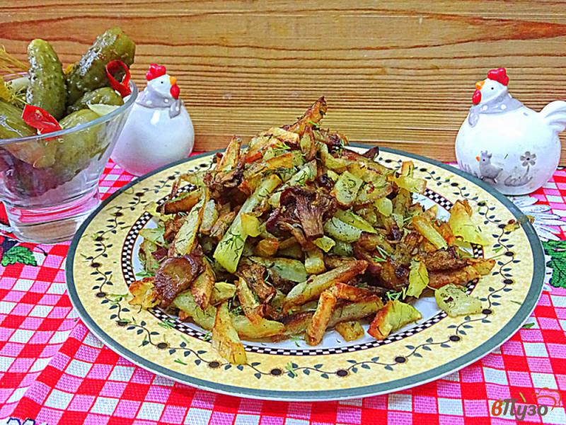 Фото приготовление рецепта: Жареная картошка с лесными грибами шаг №12