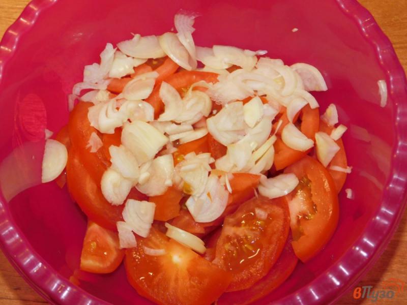 Фото приготовление рецепта: Пикантный салат из помидоров и лука шаг №4