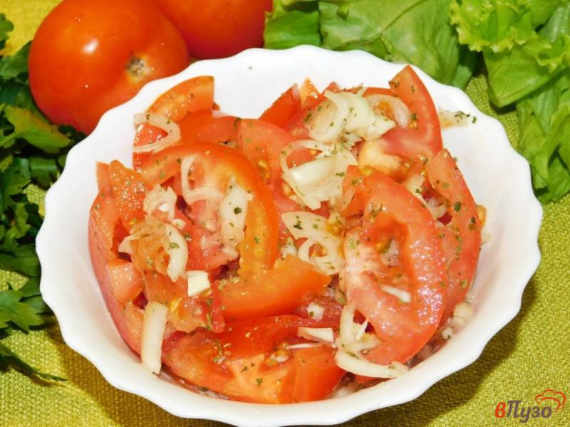 Фото приготовление рецепта: Пикантный салат из помидоров и лука шаг №6