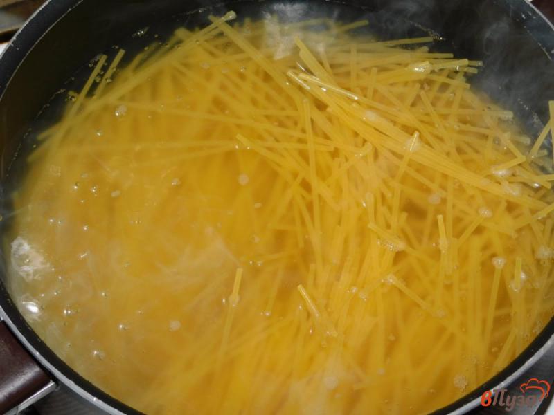 Фото приготовление рецепта: Спагетти с соусом из копченого бекона шаг №1