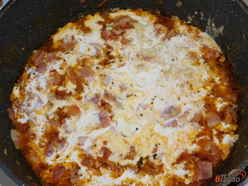 Фото приготовление рецепта: Спагетти с соусом из копченого бекона шаг №4