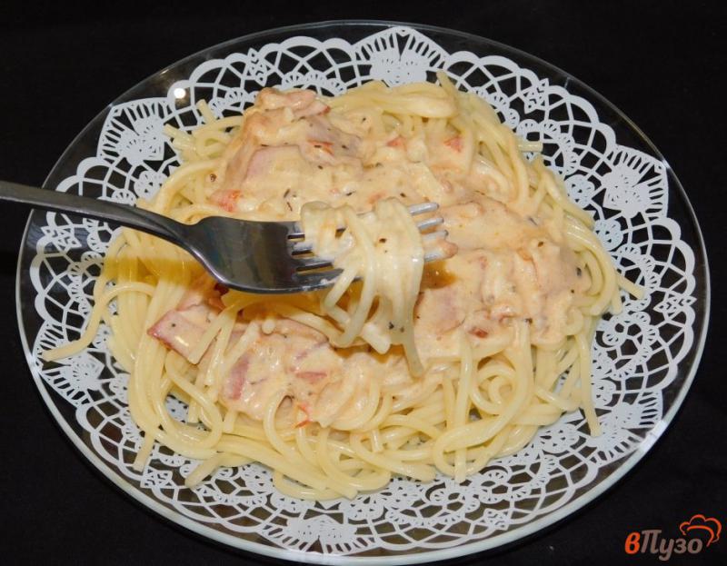 Фото приготовление рецепта: Спагетти с соусом из копченого бекона шаг №7