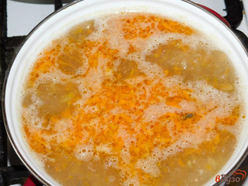 Фото приготовление рецепта: Суп из консервированной сайры с рисом шаг №5