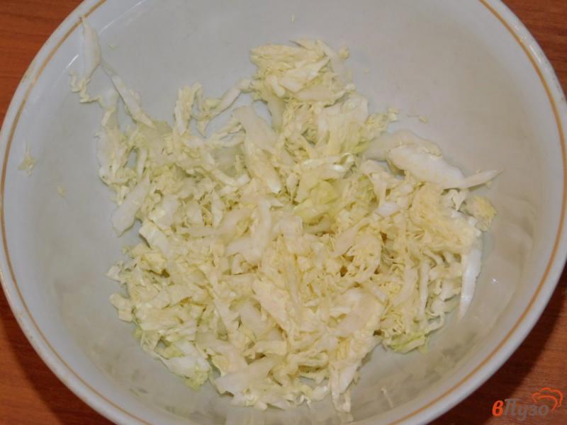 Фото приготовление рецепта: Салат из пекинской капусты с огурцом и редисом шаг №1
