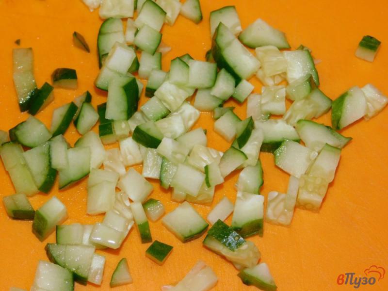 Фото приготовление рецепта: Салат из пекинской капусты с огурцом и редисом шаг №2