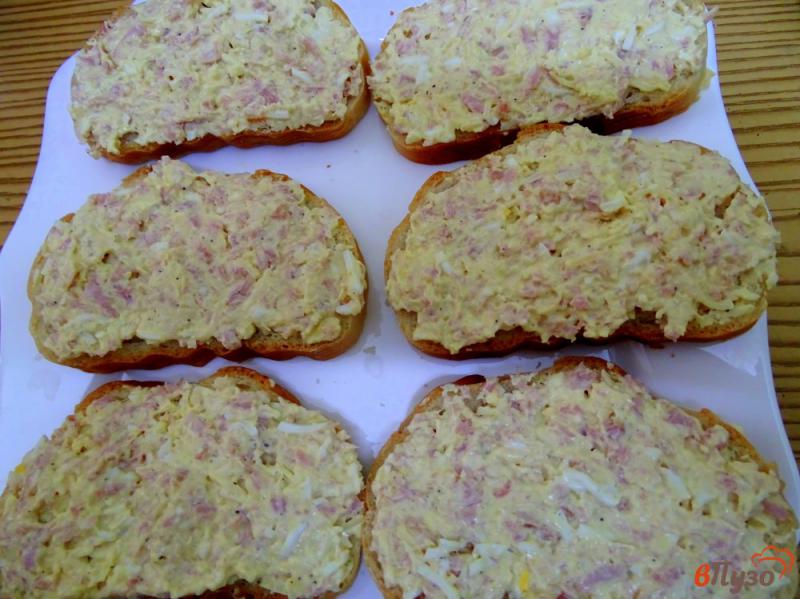 Фото приготовление рецепта: Бутерброды с сырно-колбасной намазкой шаг №6
