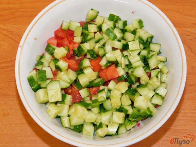 Фото приготовление рецепта: Салат из редиски с огурцами и помидорами шаг №3