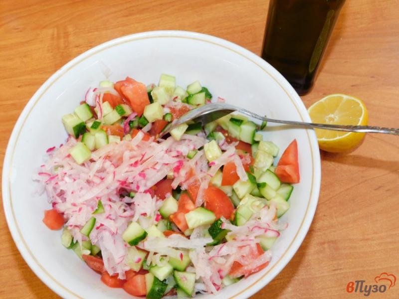 Фото приготовление рецепта: Салат из редиски с огурцами и помидорами шаг №5