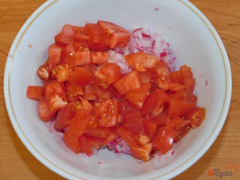 Фото приготовление рецепта: Салат из редиски с огурцами и помидорами шаг №2