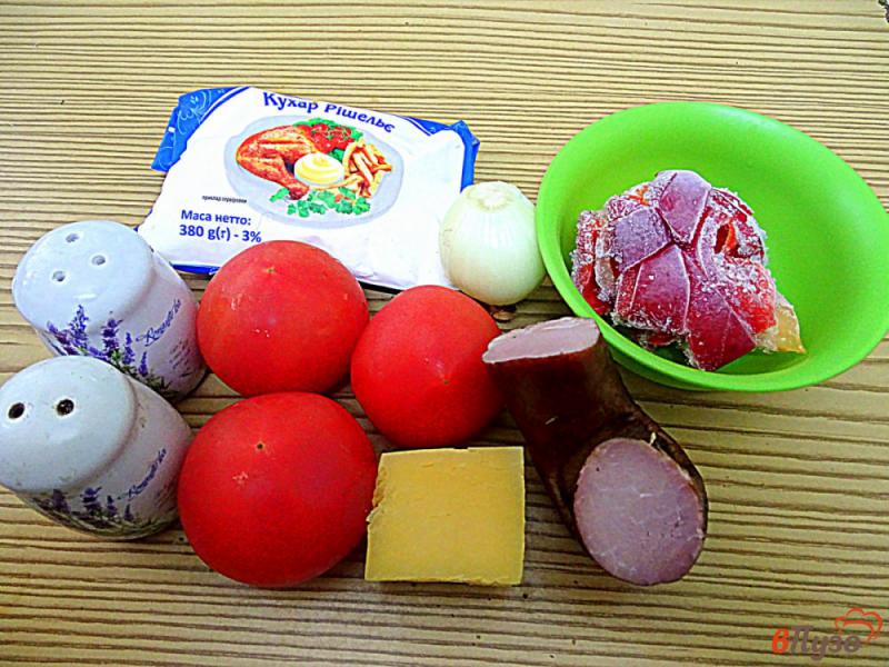 Фото приготовление рецепта: Салат из помидоров сыра и копчёной колбасы шаг №1
