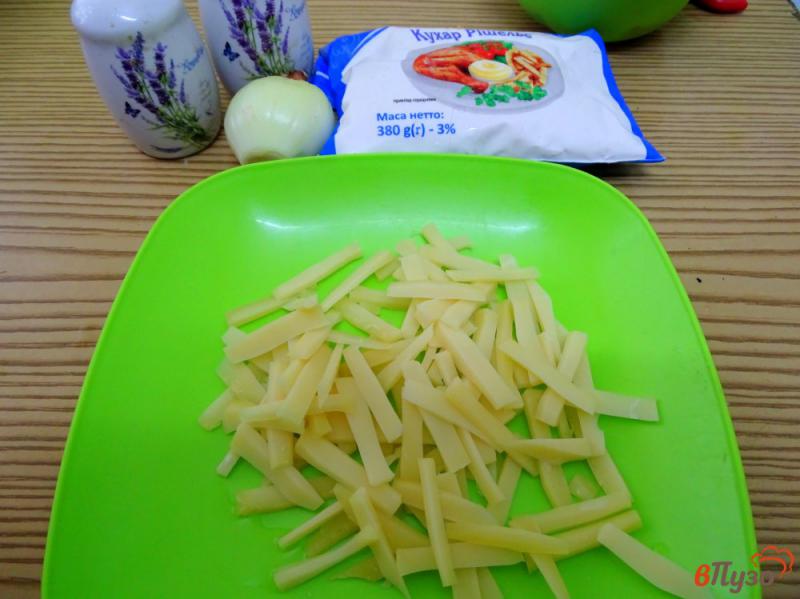 Фото приготовление рецепта: Салат из помидоров сыра и копчёной колбасы шаг №2