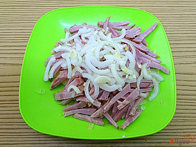 Фото приготовление рецепта: Салат из помидоров сыра и копчёной колбасы шаг №4