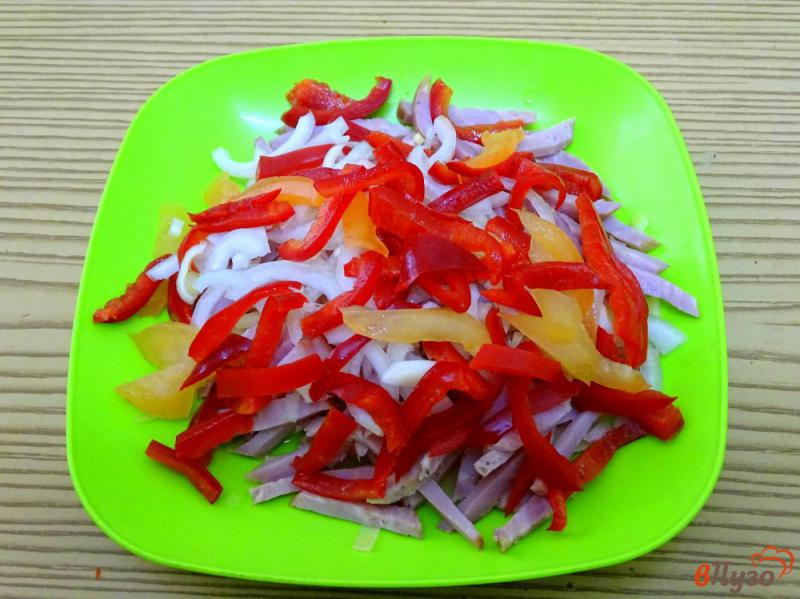 Фото приготовление рецепта: Салат из помидоров сыра и копчёной колбасы шаг №5