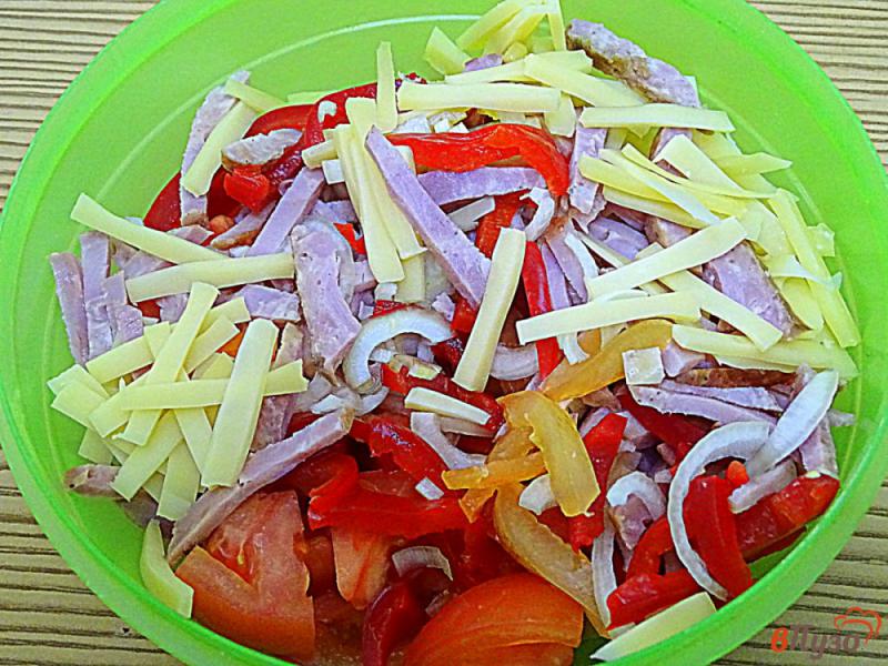Фото приготовление рецепта: Салат из помидоров сыра и копчёной колбасы шаг №7