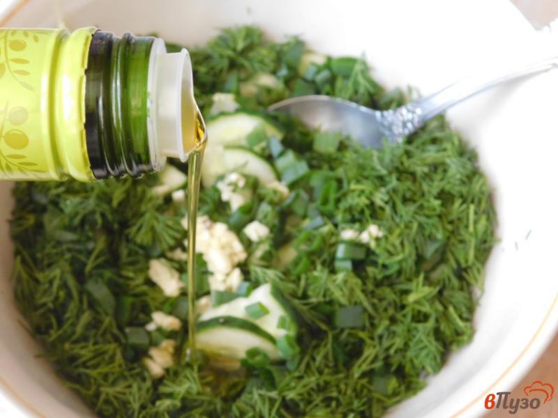 Фото приготовление рецепта: Салат из огурцов с зеленью шаг №3