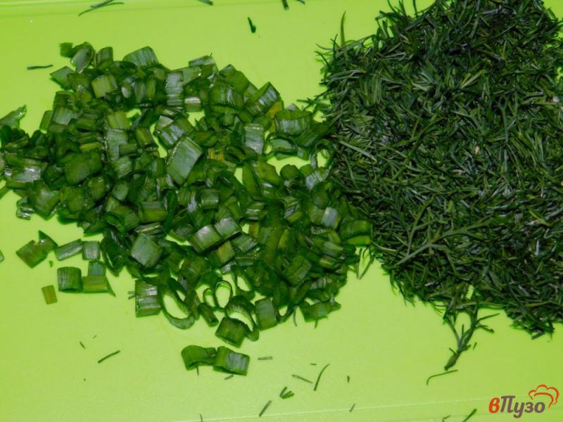 Фото приготовление рецепта: Салат из огурцов с зеленью шаг №2