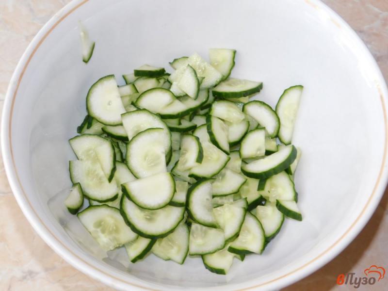 Фото приготовление рецепта: Салат из огурцов с зеленью шаг №1