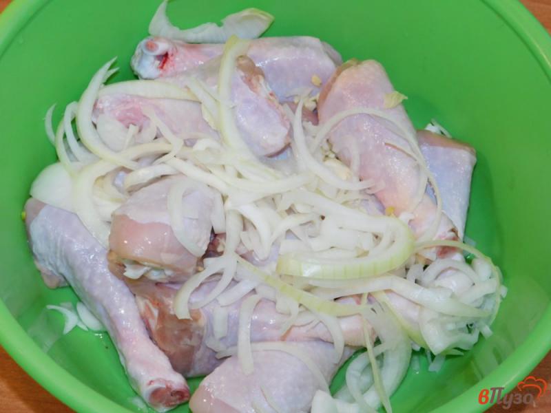 Фото приготовление рецепта: Куриные голени в соево-луковом маринаде шаг №2