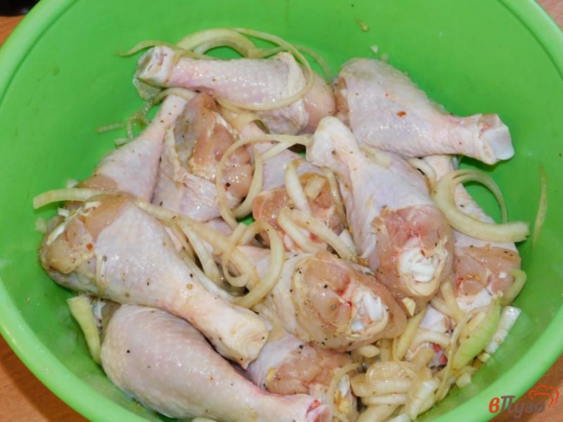 Фото приготовление рецепта: Куриные голени в соево-луковом маринаде шаг №3