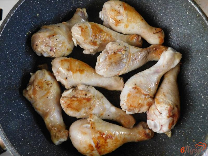 Фото приготовление рецепта: Куриные голени в соево-луковом маринаде шаг №4