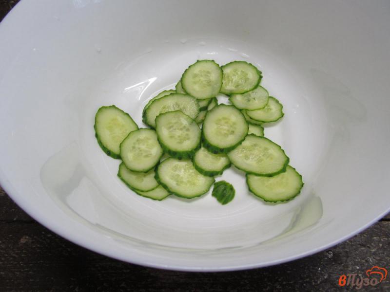 Фото приготовление рецепта: Салат из огурца с кукурузой и редькой шаг №1