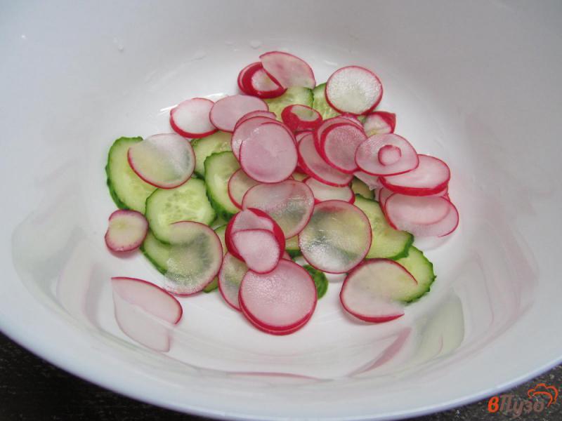 Фото приготовление рецепта: Салат из огурца с кукурузой и редькой шаг №2