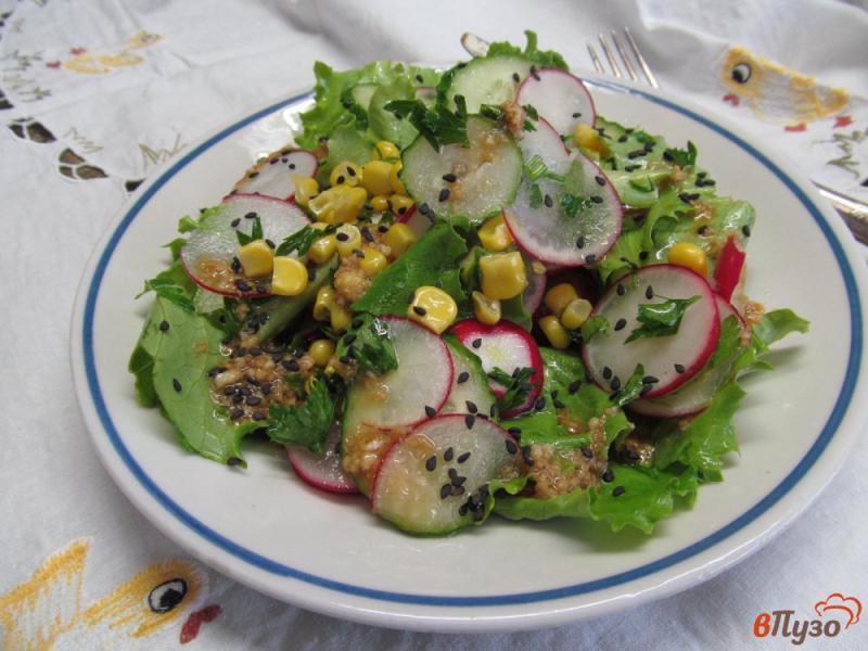 Фото приготовление рецепта: Салат из огурца с кукурузой и редькой шаг №7
