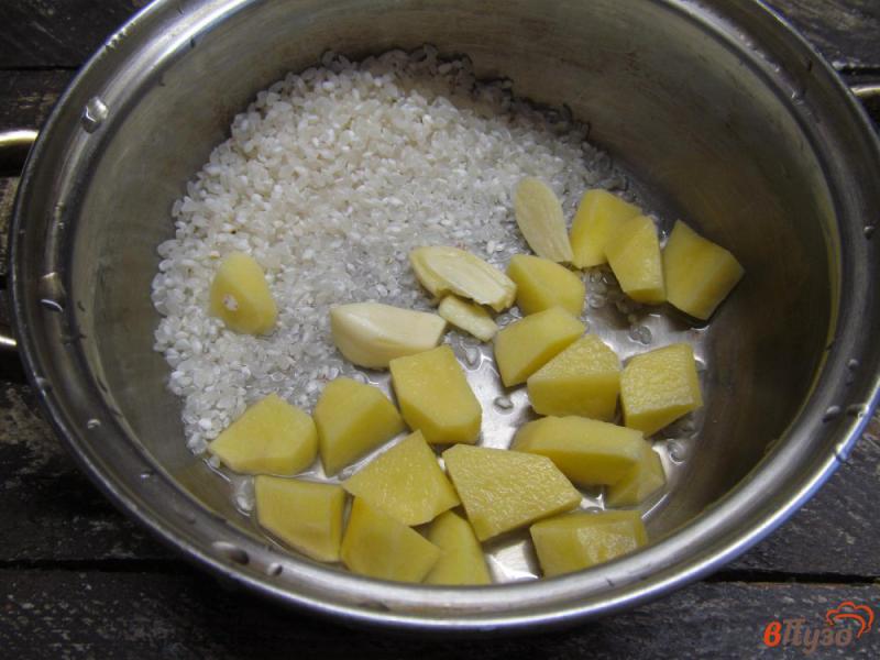 Фото приготовление рецепта: Рисовый суп с крабовыми палочками и кукурузой шаг №1