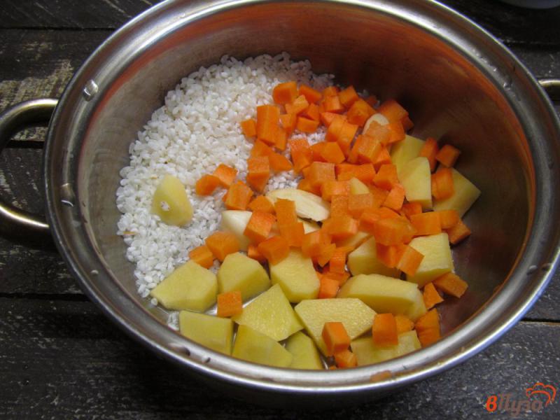 Фото приготовление рецепта: Рисовый суп с крабовыми палочками и кукурузой шаг №2