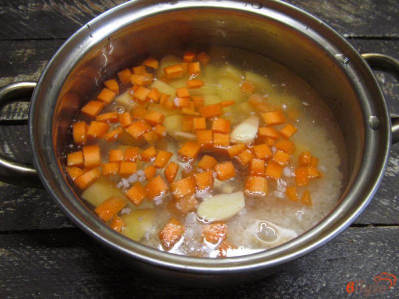 Фото приготовление рецепта: Рисовый суп с крабовыми палочками и кукурузой шаг №3
