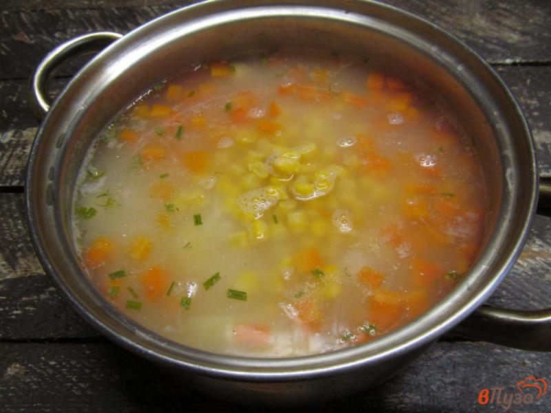 Фото приготовление рецепта: Рисовый суп с крабовыми палочками и кукурузой шаг №4