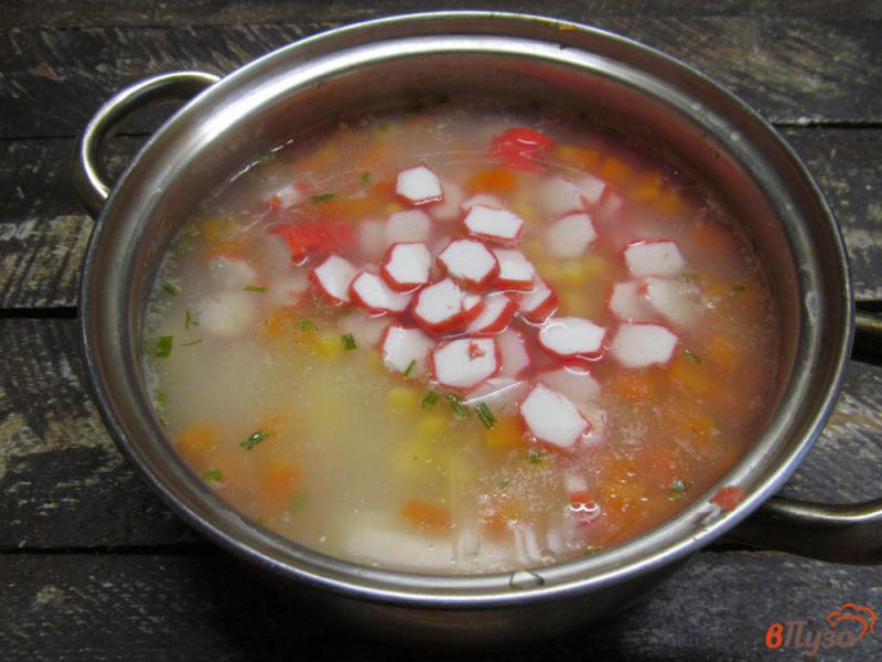 Фото приготовление рецепта: Рисовый суп с крабовыми палочками и кукурузой шаг №5