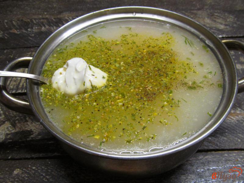 Фото приготовление рецепта: Рисовый суп с крабовыми палочками и кукурузой шаг №6