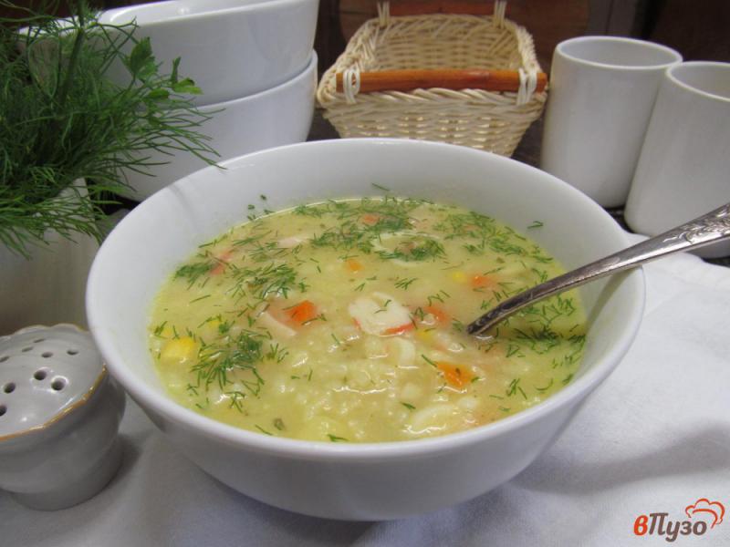 Фото приготовление рецепта: Рисовый суп с крабовыми палочками и кукурузой шаг №7