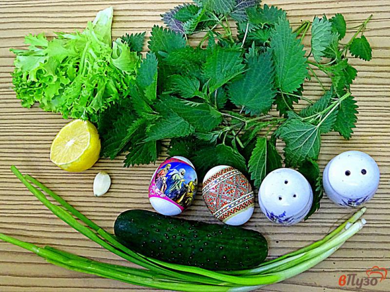 Фото приготовление рецепта: Салат с яйцом, огурцом и крапивой шаг №1