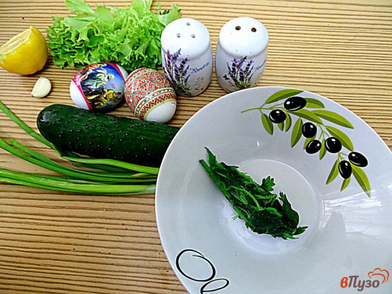Фото приготовление рецепта: Салат с яйцом, огурцом и крапивой шаг №3