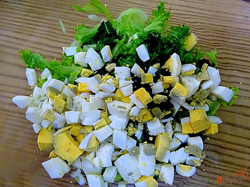 Фото приготовление рецепта: Салат с яйцом, огурцом и крапивой шаг №8