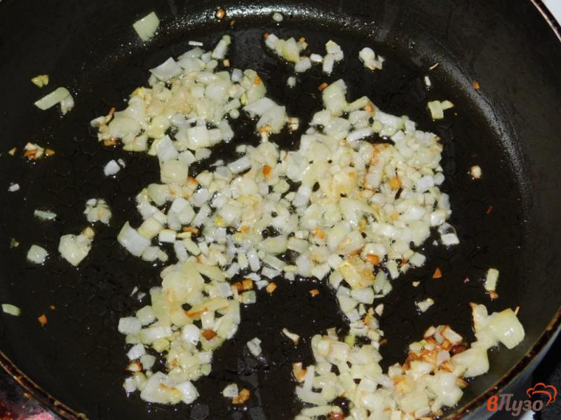 Фото приготовление рецепта: Омлет с сыром и грибами шаг №1