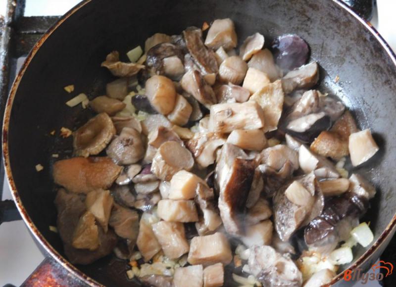 Фото приготовление рецепта: Омлет с сыром и грибами шаг №2