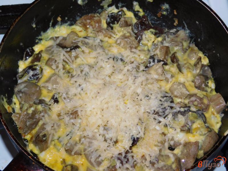Фото приготовление рецепта: Омлет с сыром и грибами шаг №4
