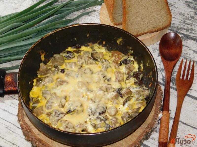 Фото приготовление рецепта: Омлет с сыром и грибами шаг №5