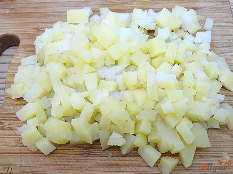 Фото приготовление рецепта: Картофельный салат с маслинами, луком и огурцами. шаг №3