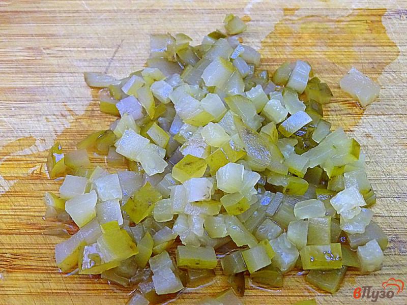 Фото приготовление рецепта: Картофельный салат с маслинами, луком и огурцами. шаг №2