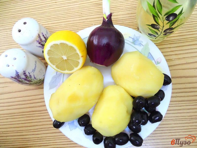 Фото приготовление рецепта: Картофельный салат с маслинами, луком и огурцами. шаг №1