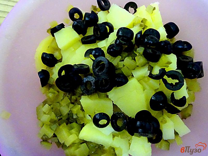 Фото приготовление рецепта: Картофельный салат с маслинами, луком и огурцами. шаг №5