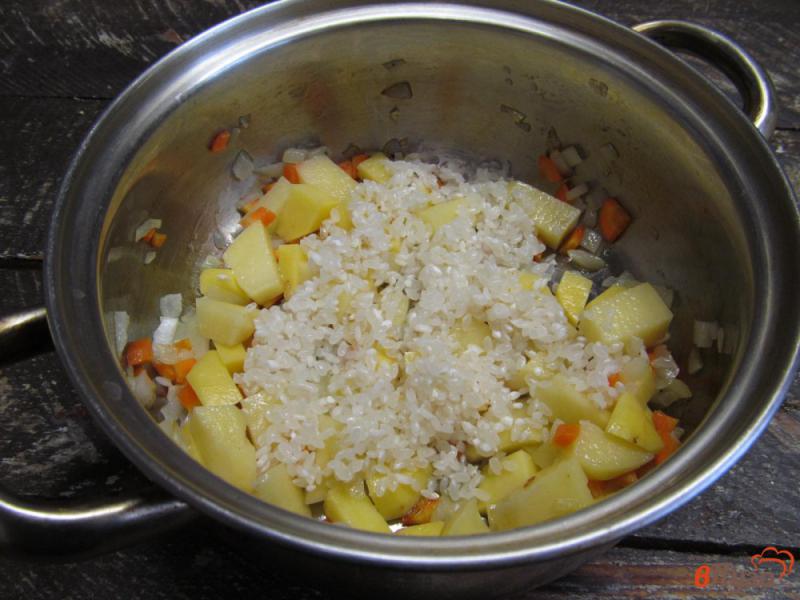 Фото приготовление рецепта: Рисовый суп с квашеной капустой шаг №3